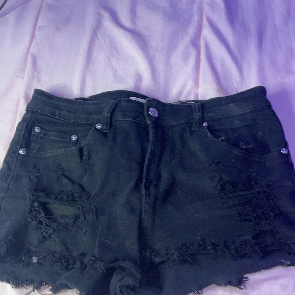 Selling these black short jeans